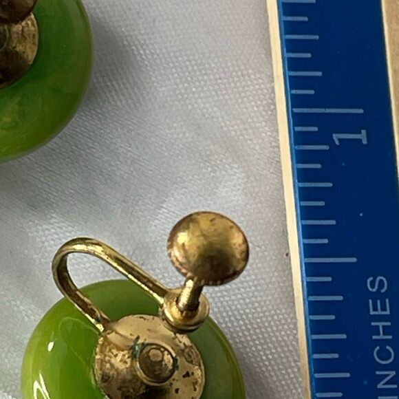 Vintage green swirled glass button earrings screwback clasp. - Picture 6 of 7